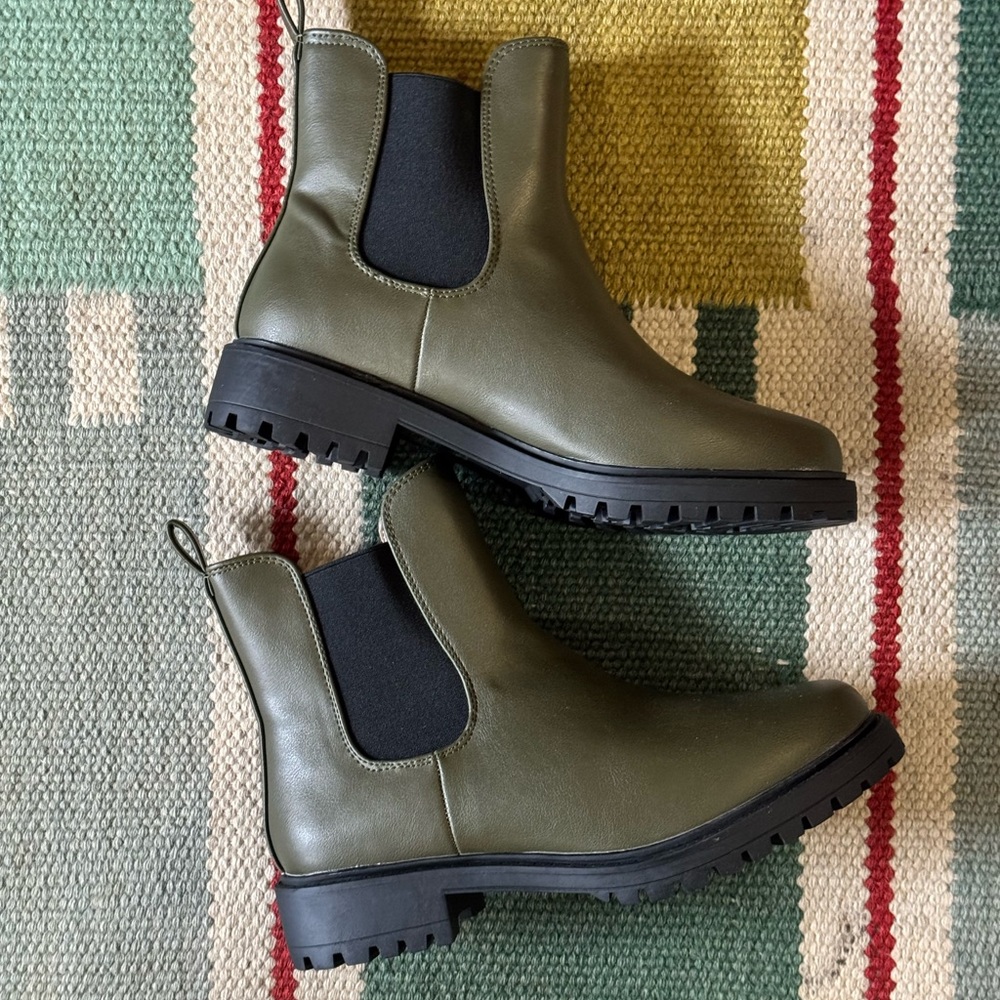 Journee Collection Kenova Chelsea Boot Vegan ‘leather’ Dark Green / Olive 8 NWOT
